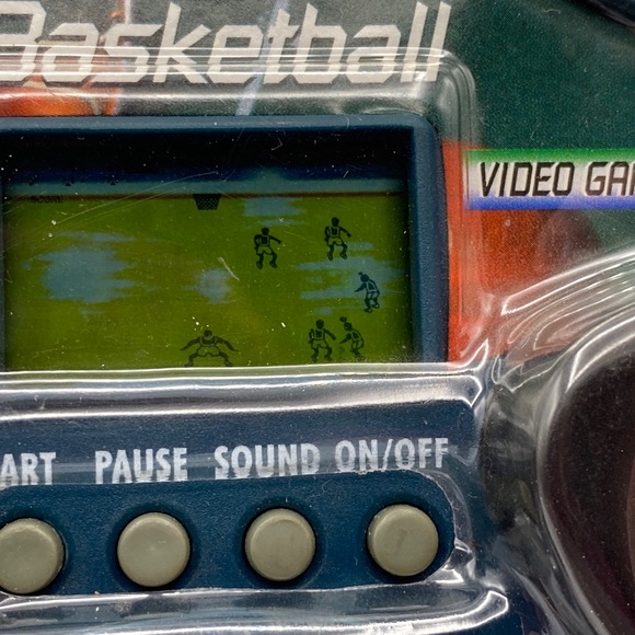 TOY QUEST ELECTRONIC BASKETBALL HANDHELD VIDEO GAME, BRAND NEW - Picture 4 of 6